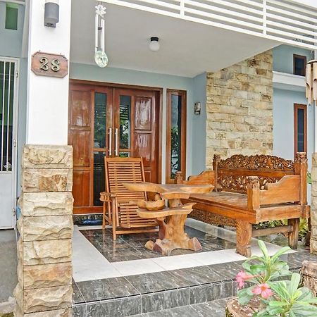 Oyo 90729 Sekar Guest House Jember Exterior photo