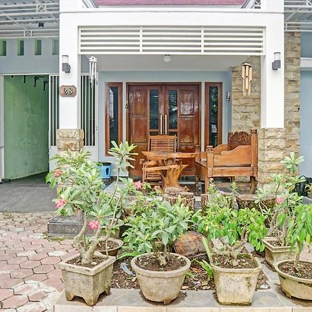 Oyo 90729 Sekar Guest House Jember Exterior photo