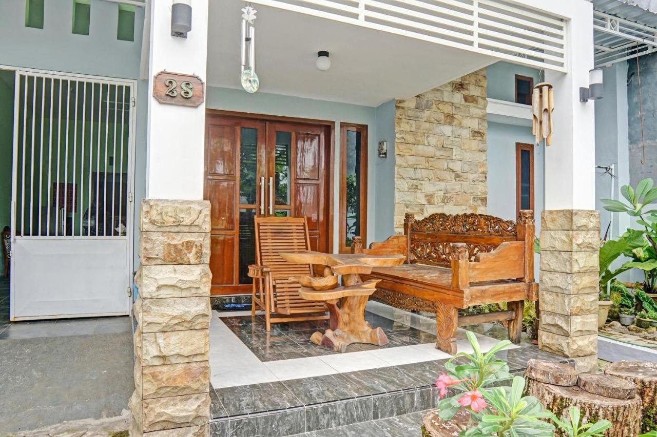 Oyo 90729 Sekar Guest House Jember Exterior photo