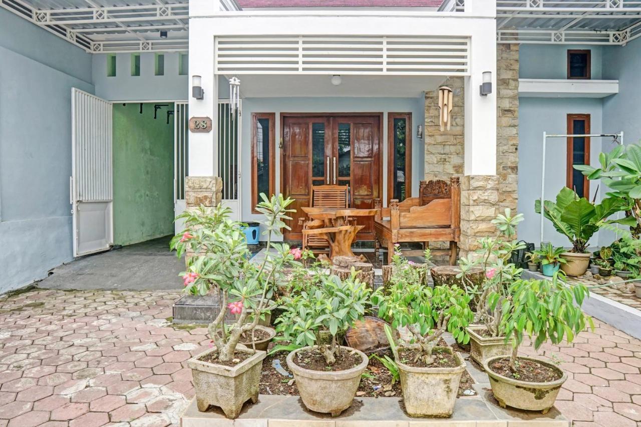 Oyo 90729 Sekar Guest House Jember Exterior photo