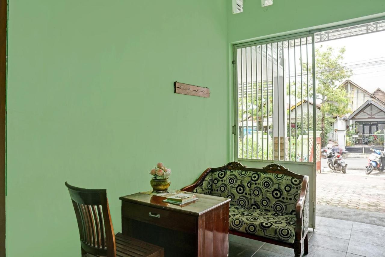 Oyo 90729 Sekar Guest House Jember Exterior photo