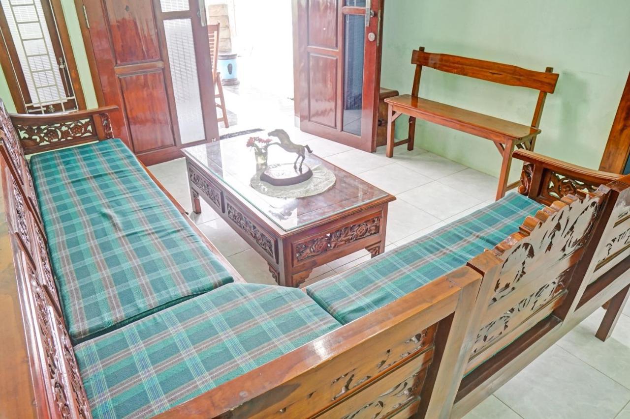 Oyo 90729 Sekar Guest House Jember Exterior photo